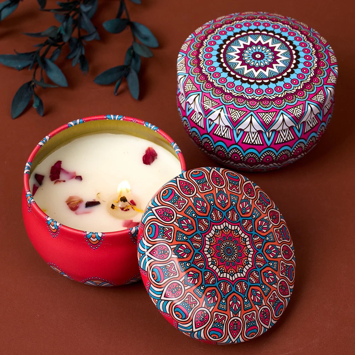Coffret complet avec boîte cadeau décorée et bougies disposées