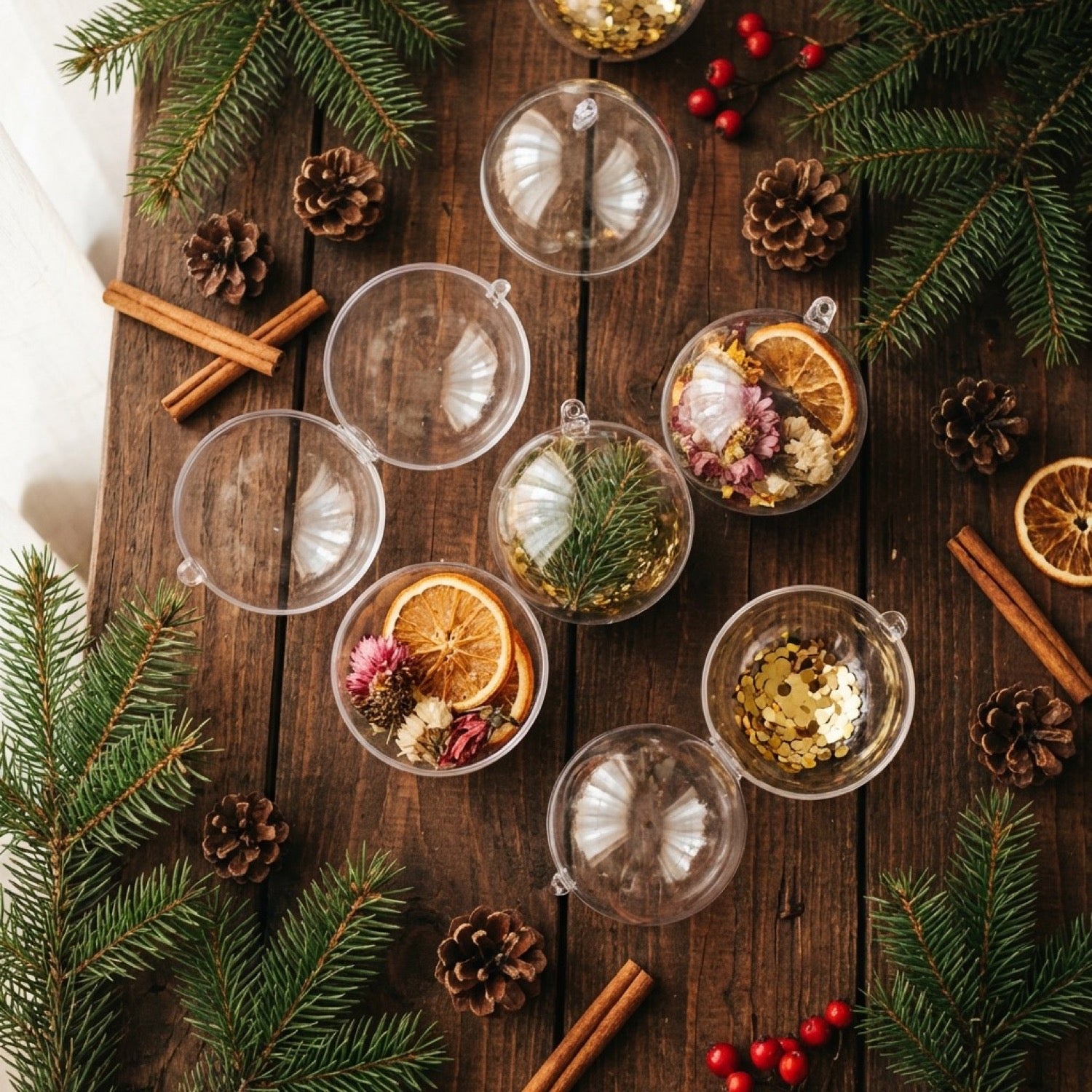 Boules transparentes ouvertes sur table en bois avec décorations de Noël