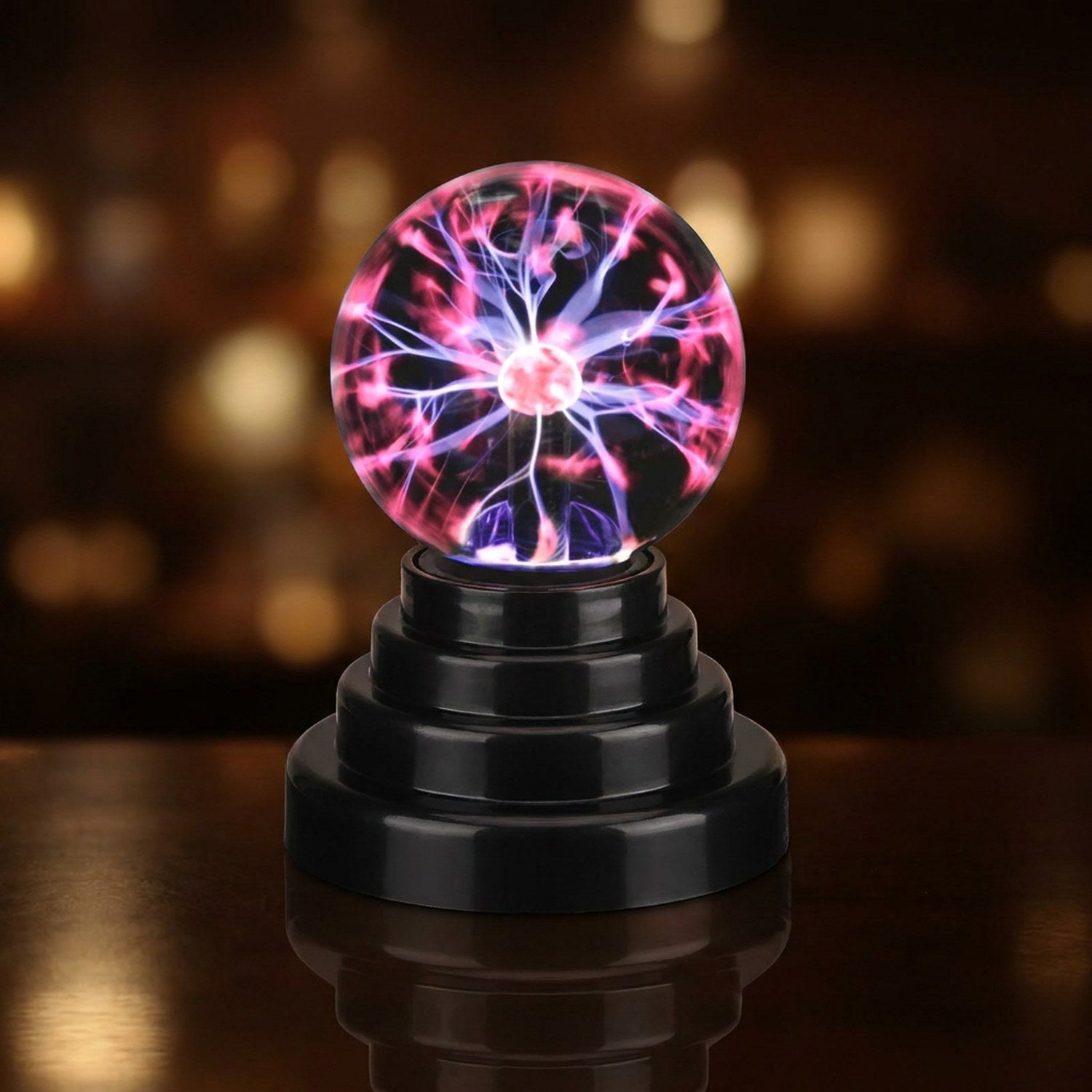 Boule plasma format compact 8cm blanc sur socle noir étagé