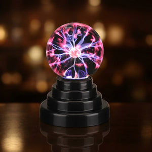 Boule plasma format compact 8cm blanc sur socle noir étagé