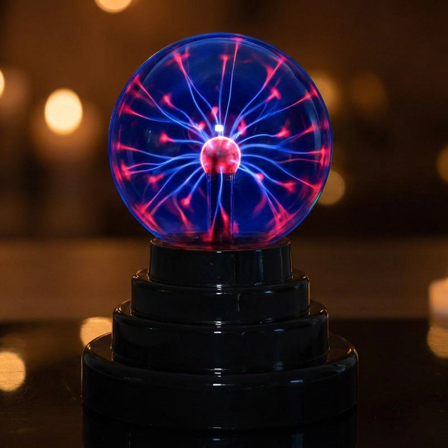Boule plasma format compact 8cm effet bleu et rouge sur socle noir étagé