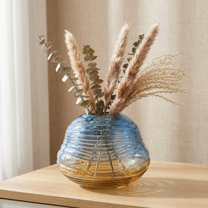 Vase boule en verre dégradé bleu ambré avec branches séchées
