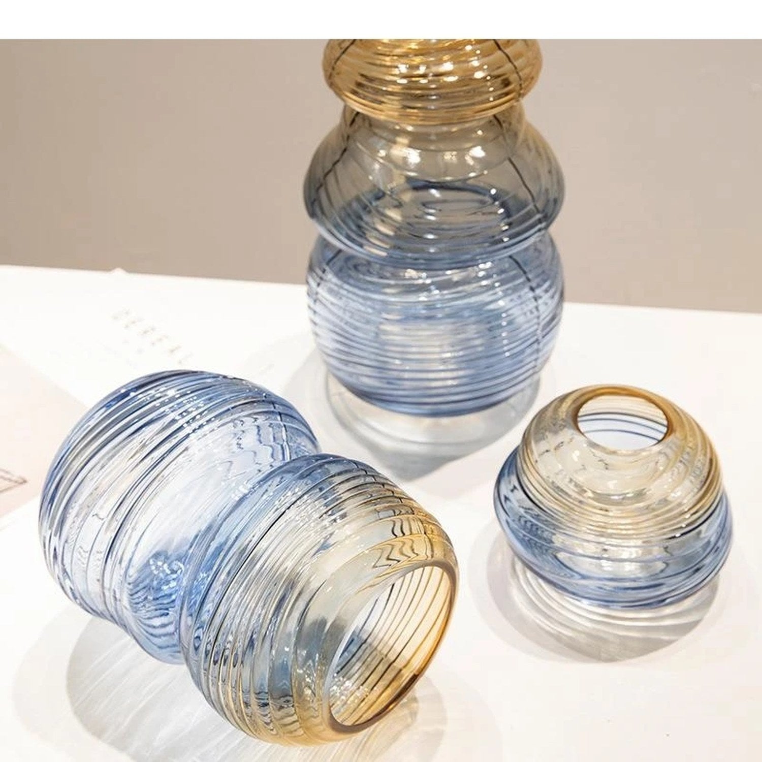 Ensemble de vases en verre dégradé bleu formes variées vue côté