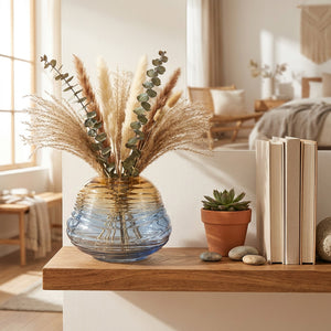 Vase boule en verre dégradé sur étagère en bois dans salon scandinave