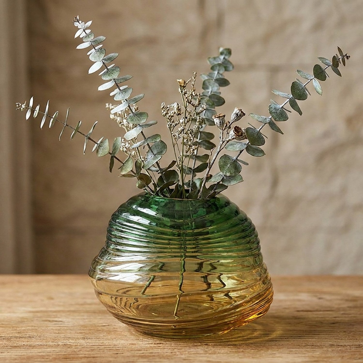 Vase boule en verre dégradé vert ambré avec eucalyptus séché