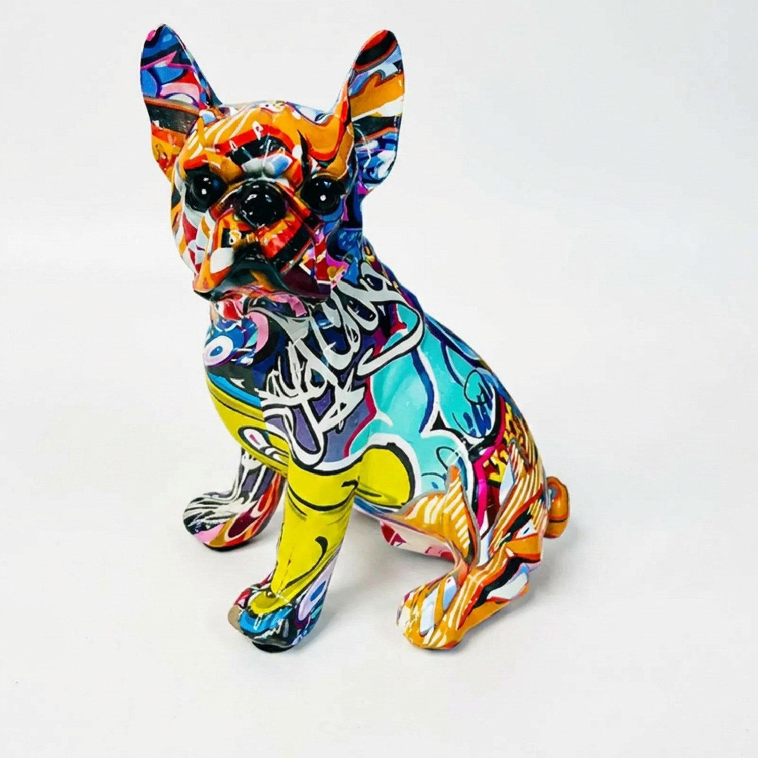 Statue bouledogue français graffiti coloré assis fond blanc