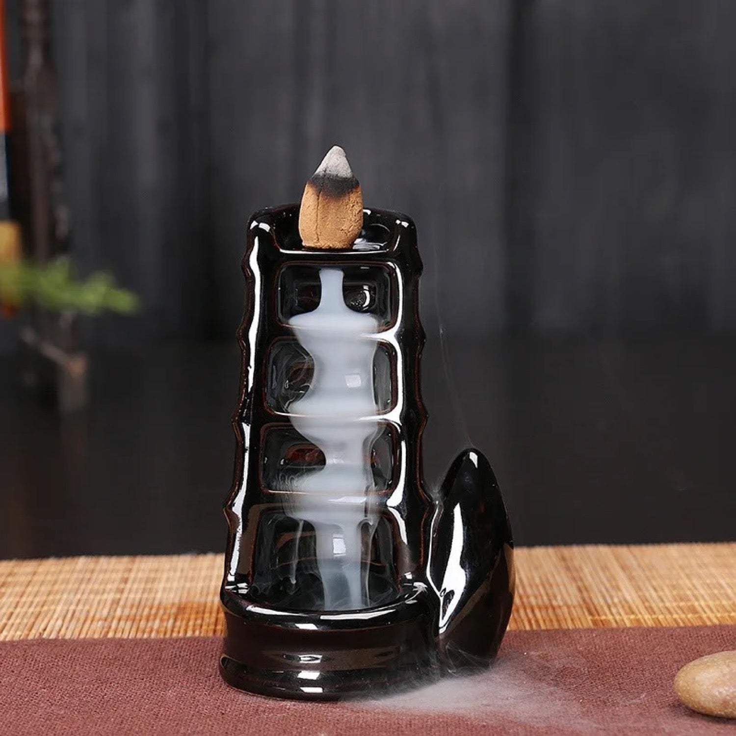Brûleur encens refoulement céramique noir motif bambou