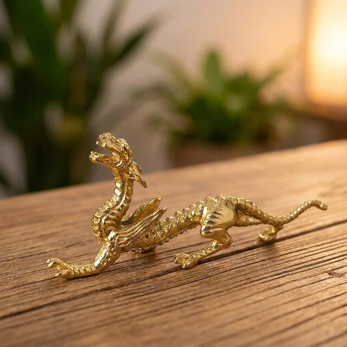 Brûleur d'encens dragon en métal doré sur surface en bois