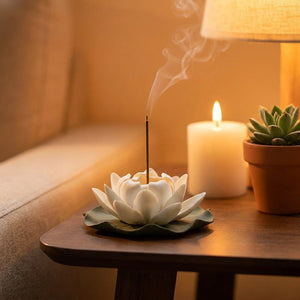 Brûleur d'encens lotus céramique sur table bois avec bougie et plante ambiance cosy