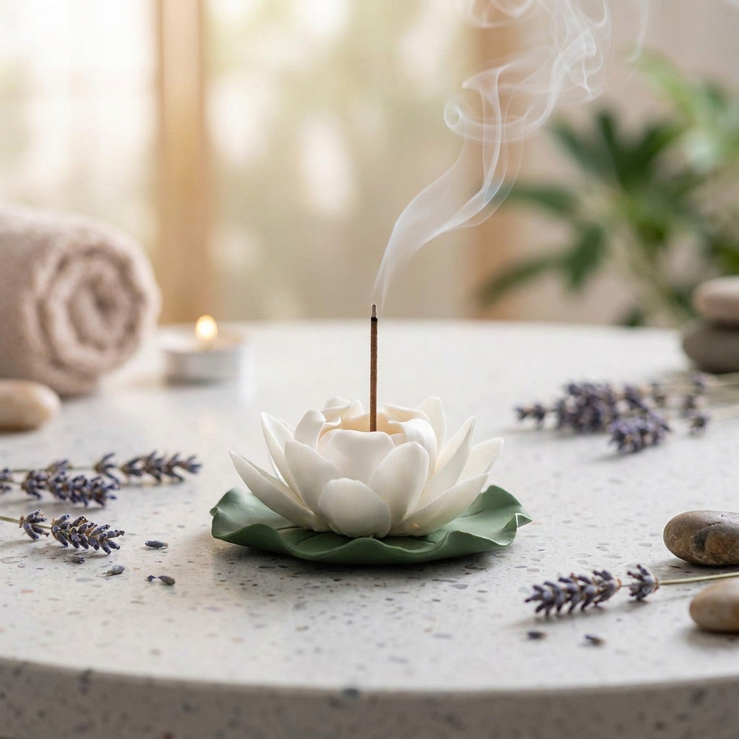 Brûleur d'encens lotus céramique sur terrazzo avec lavande galets spa ambiance bien-être