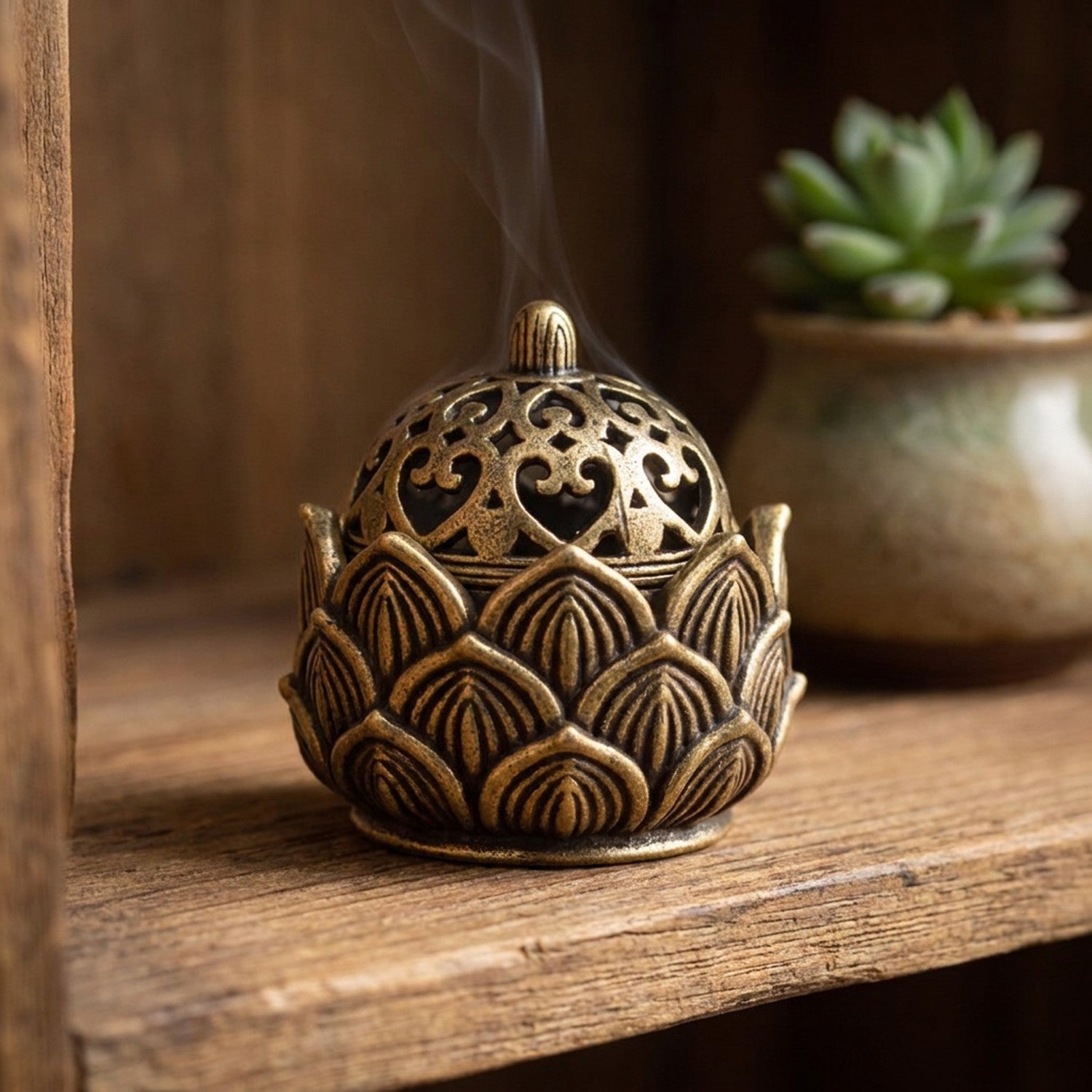 Brûleur d'encens bouddhiste modèle Lotus doré en laiton antique