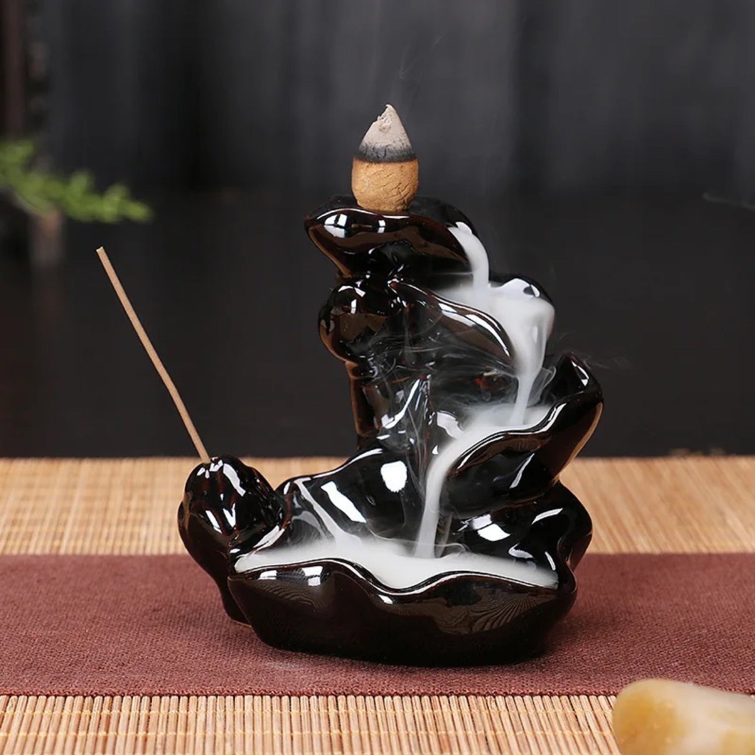Brûleur encens refoulement céramique noir motif lotus