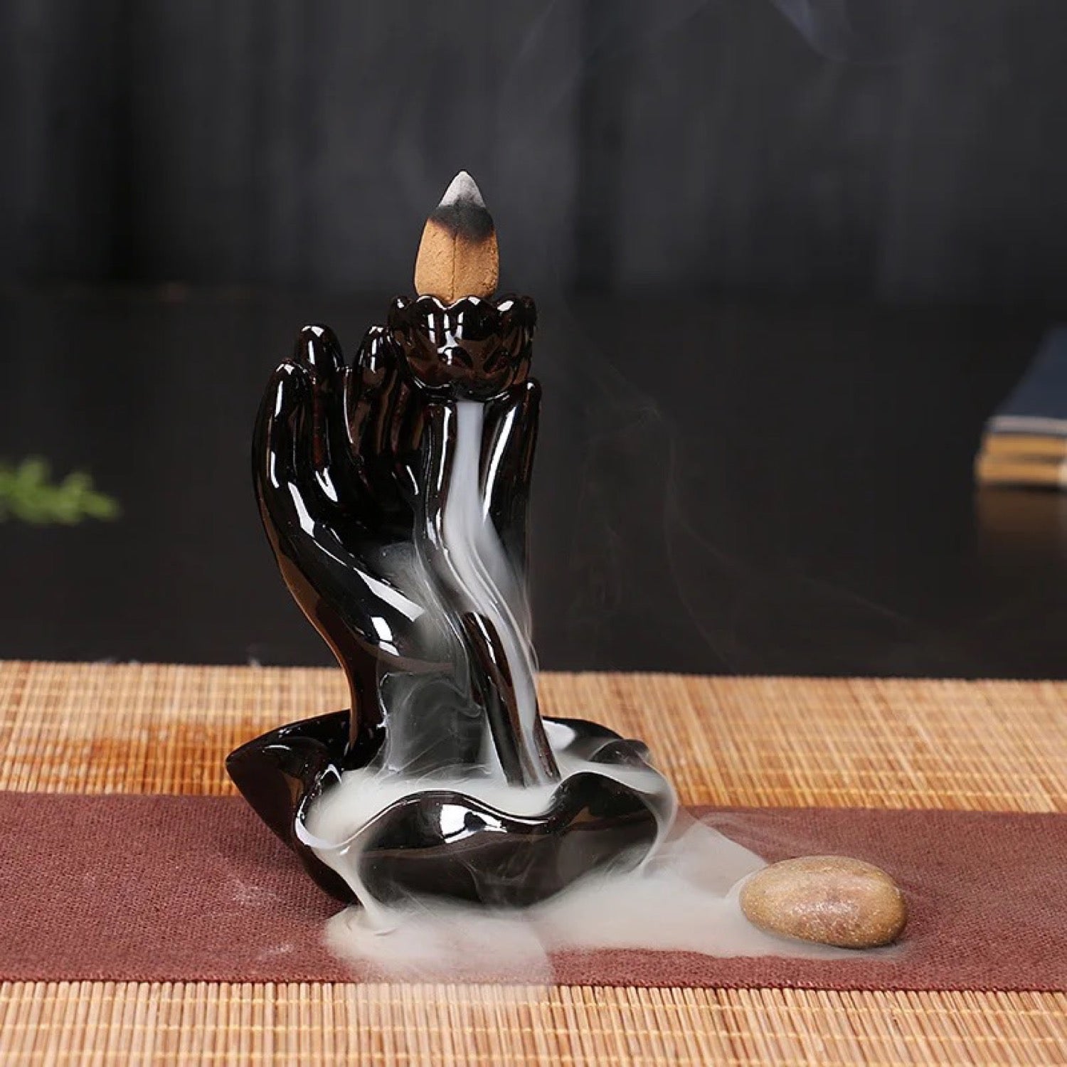Brûleur encens refoulement céramique noir main de Bouddha