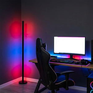 Lampadaire LED RGBIC dans un bureau gaming avec lumières colorées
