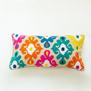 housse de coussin lombaire brodée motif floral coloré suzani