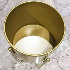 Vue de dessus du cache-pot cylindrique doré montrant l'intérieur en métal