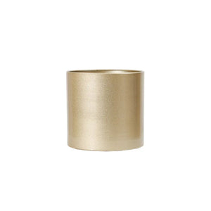 Cache-pot cylindrique doré en métal seul sur fond blanc