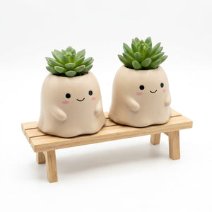 Cache-pot duo personnages souriants beige sur banc en bois, modèle Duo banc