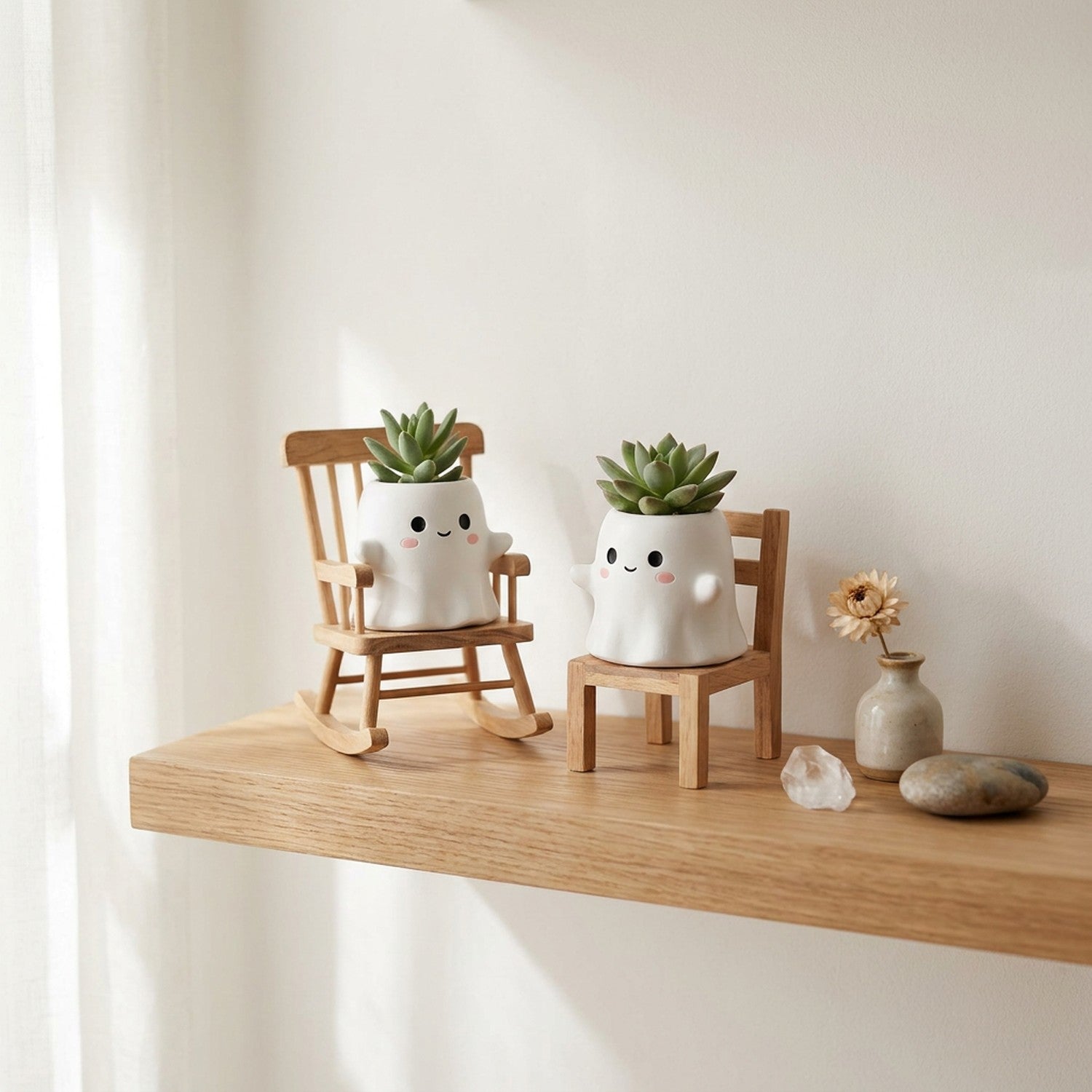 Cache-pot personnage souriant sur étagère bois avec petits objets décoratifs