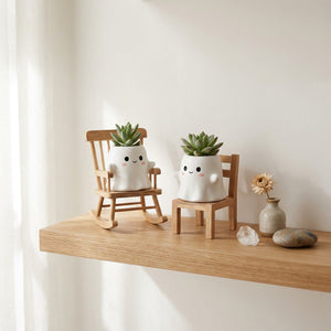 Cache-pot personnage souriant sur étagère bois avec petits objets décoratifs