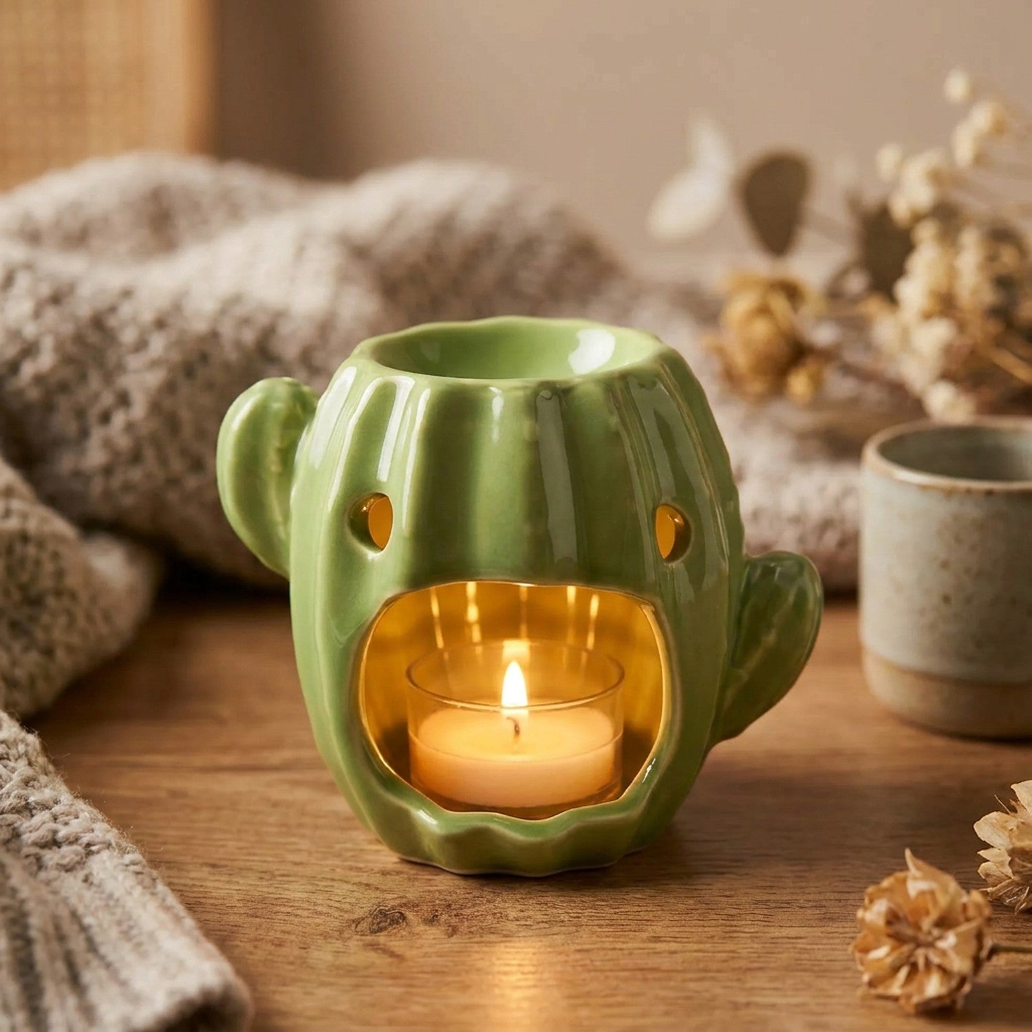Brûle-parfum cactus en céramique vert clair avec bougie allumée