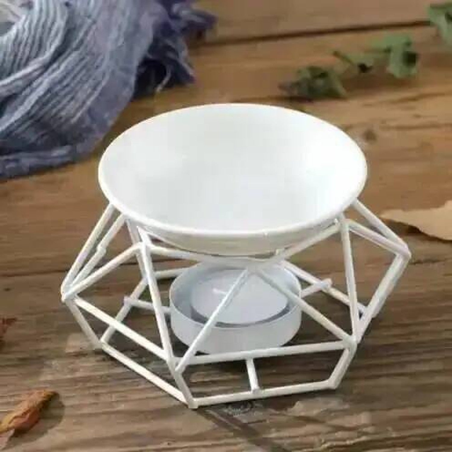 Brûle-parfum à bougie coupelle céramique blanche sur cage géométrique blanche
