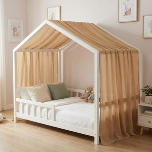 Ciel de lit cabane camel beige sur un lit maison dans une chambre d'enfant naturelle