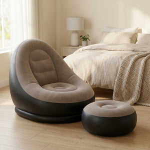 Canapé paresseux gonflable taupe et son pouf dans une chambre douce