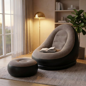 Canapé paresseux gonflable taupe dans un coin lecture cosy avec lampe
