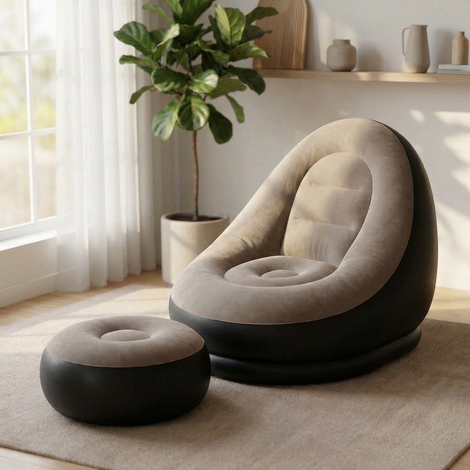 Canapé paresseux gonflable taupe avec pouf dans un salon lumineux