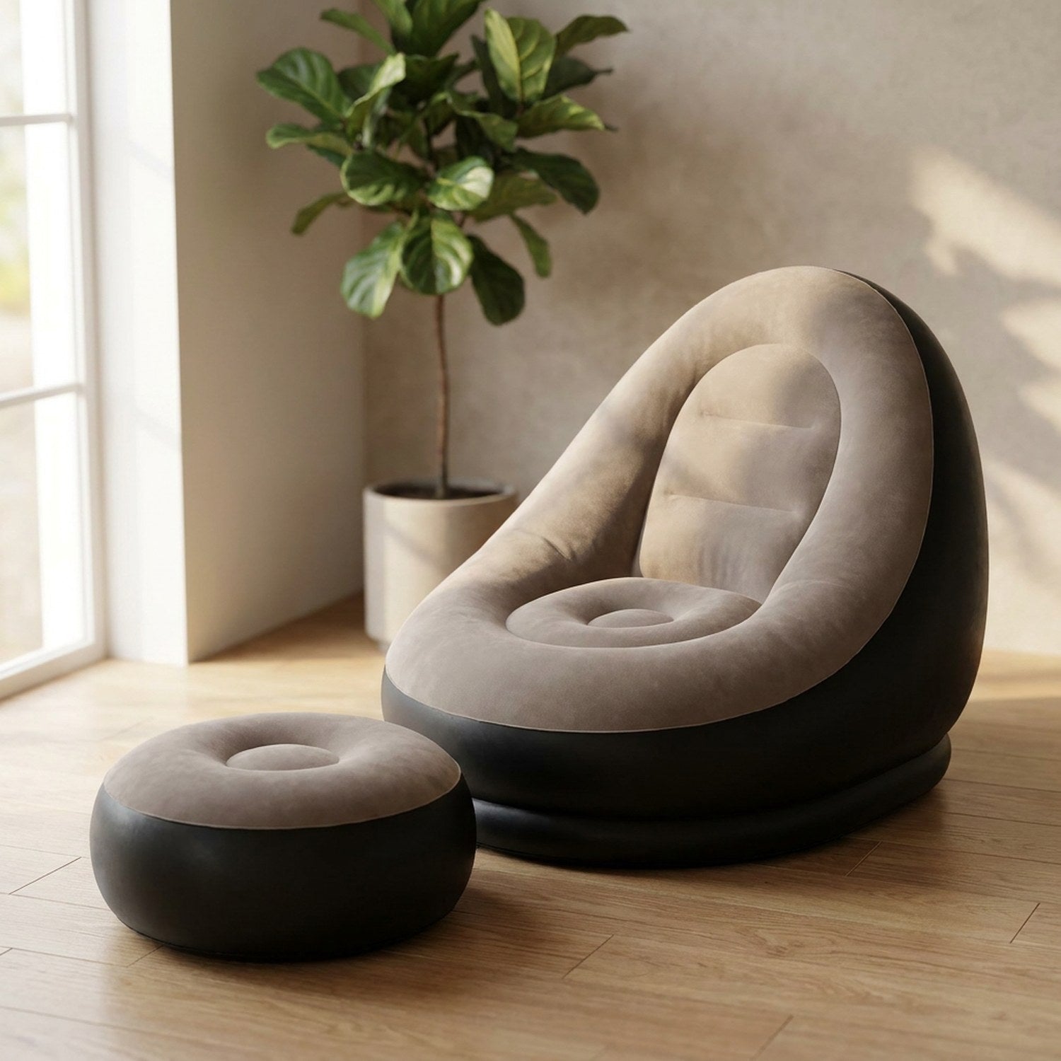 Canapé paresseux gonflable taupe avec pouf repose pieds effet peluche dans un salon