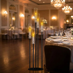 Candélabre noir 5 bras 105 cm en salle de réception sur parquet avec table de mariage