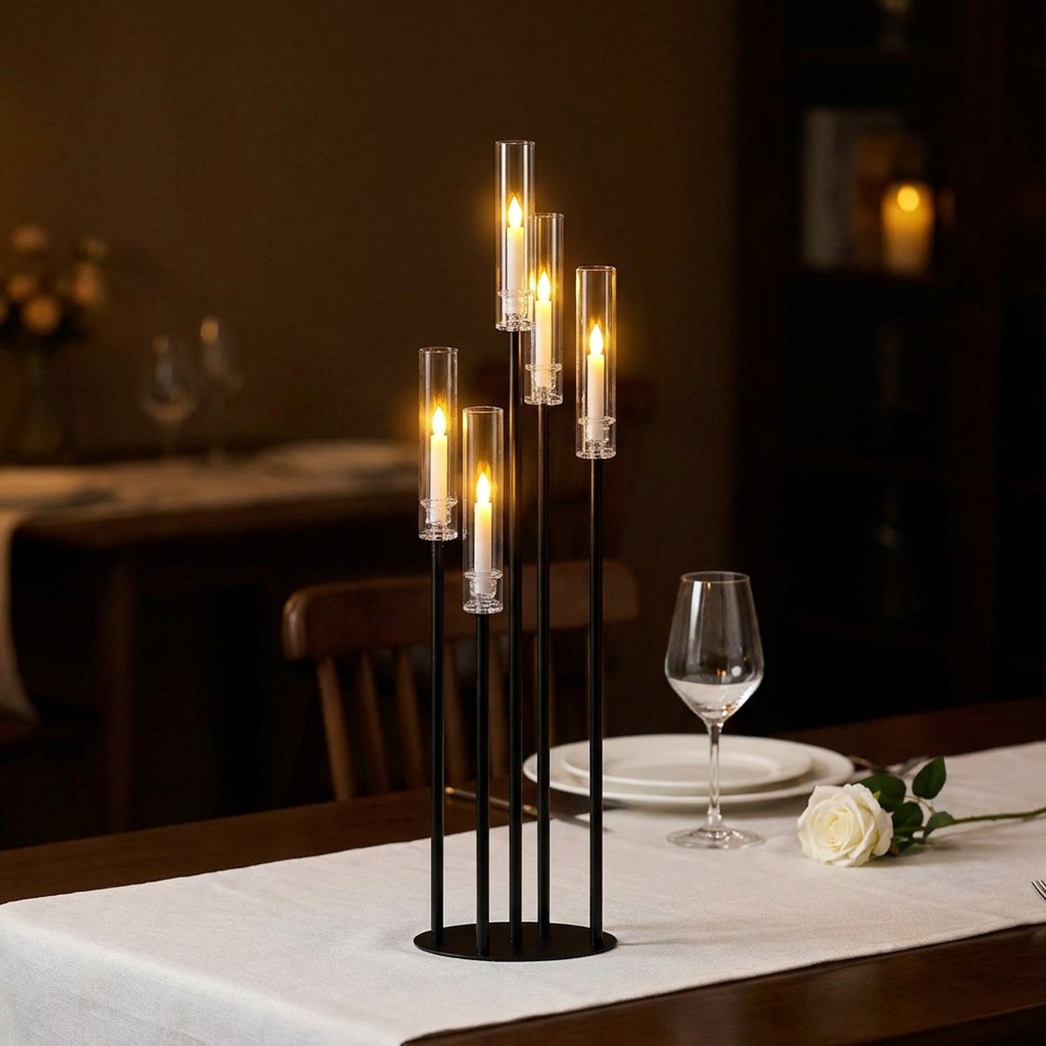 Candélabre noir 5 bras 85 cm sur table dîner romantique avec bougie allumées