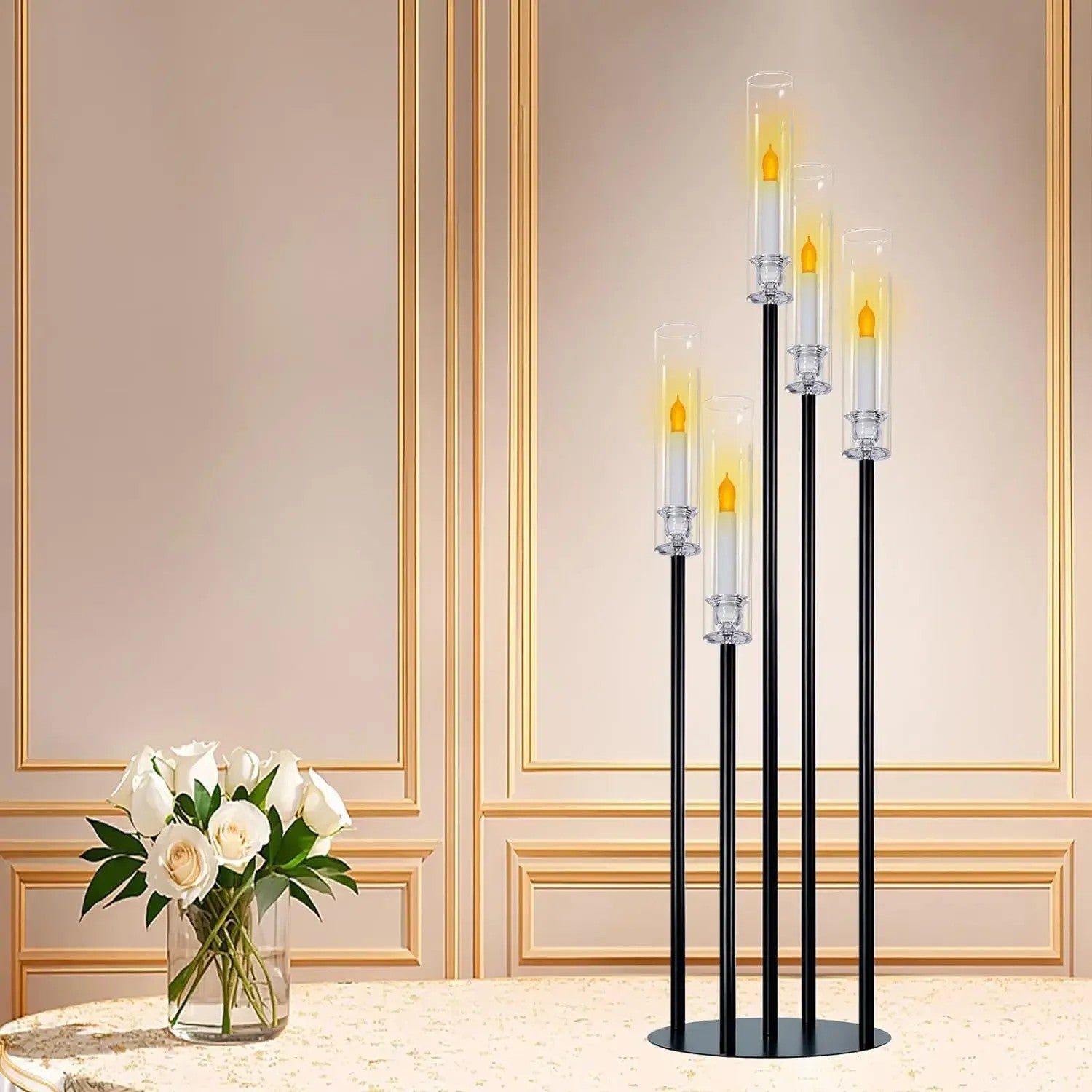 Candélabre noir 5 bras dans salon élégant beige avec roses