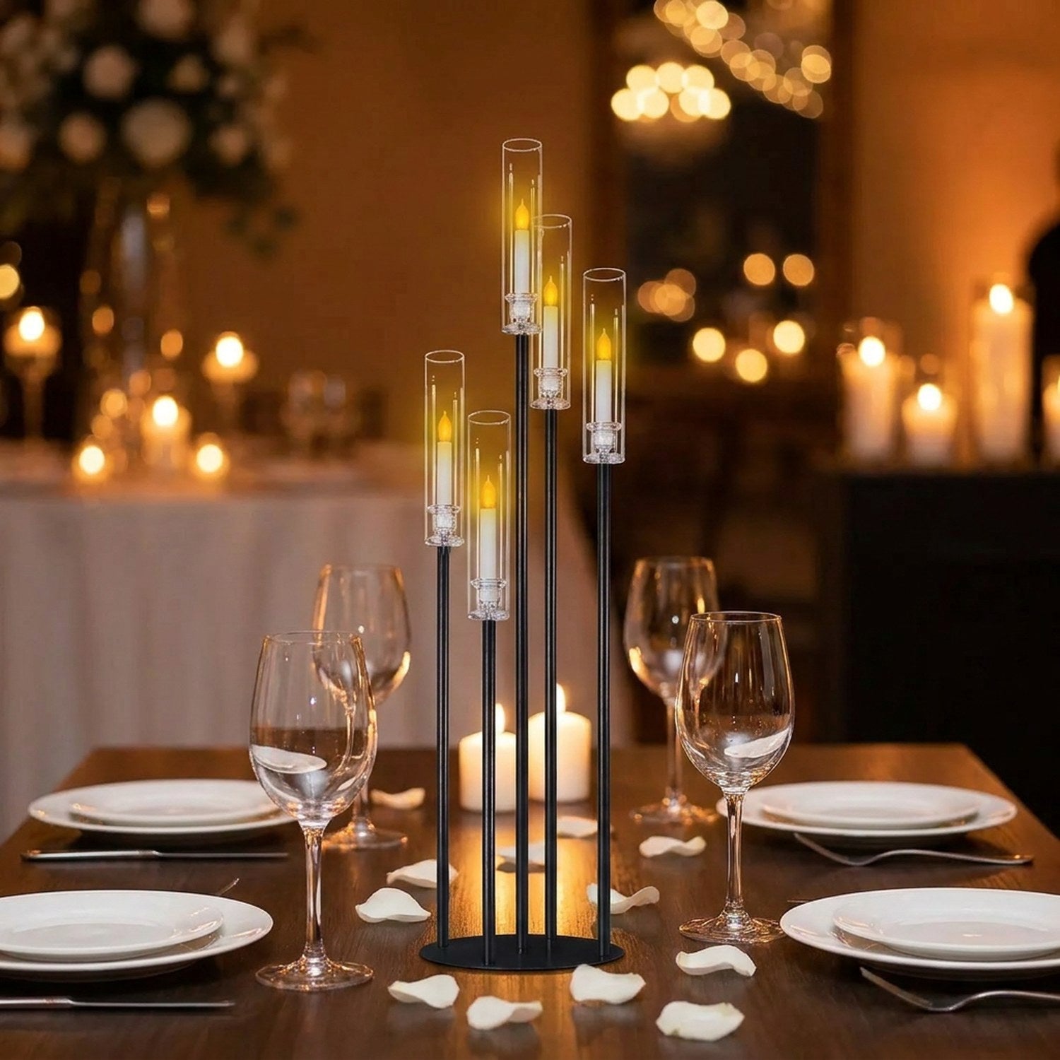 Candélabre noir 5 bras sur table dîner romantique avec bougies et pétales de roses