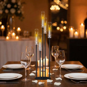 Candélabre noir 5 bras sur table dîner romantique avec bougies et pétales de roses