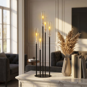 Candélabre noir 5 bras sur console marbre en salon contemporain avec lumière naturelle