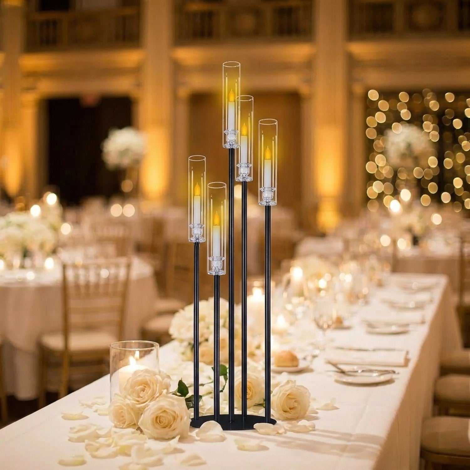 Candélabre noir 5 bras en métal avec bougies électroniques allumées, table de réception mariage