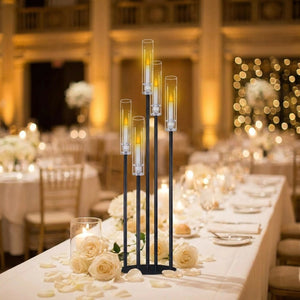 Candélabre noir 5 bras en métal avec bougies électroniques allumées, table de réception mariage