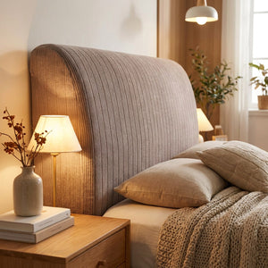 Housse de tête de lit taupe dans une chambre chaleureuse éclairée par une lampe