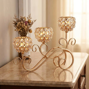 Chandelier 3 branches en cristal sur une console en marbre avec fleurs séchées