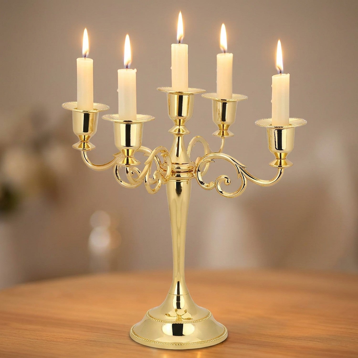 Chandelier à 5 branches en finition dorée avec cinq bougies allumées