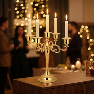 Chandelier doré à 5 branches sur un buffet lors d'une soirée festive lumineuse