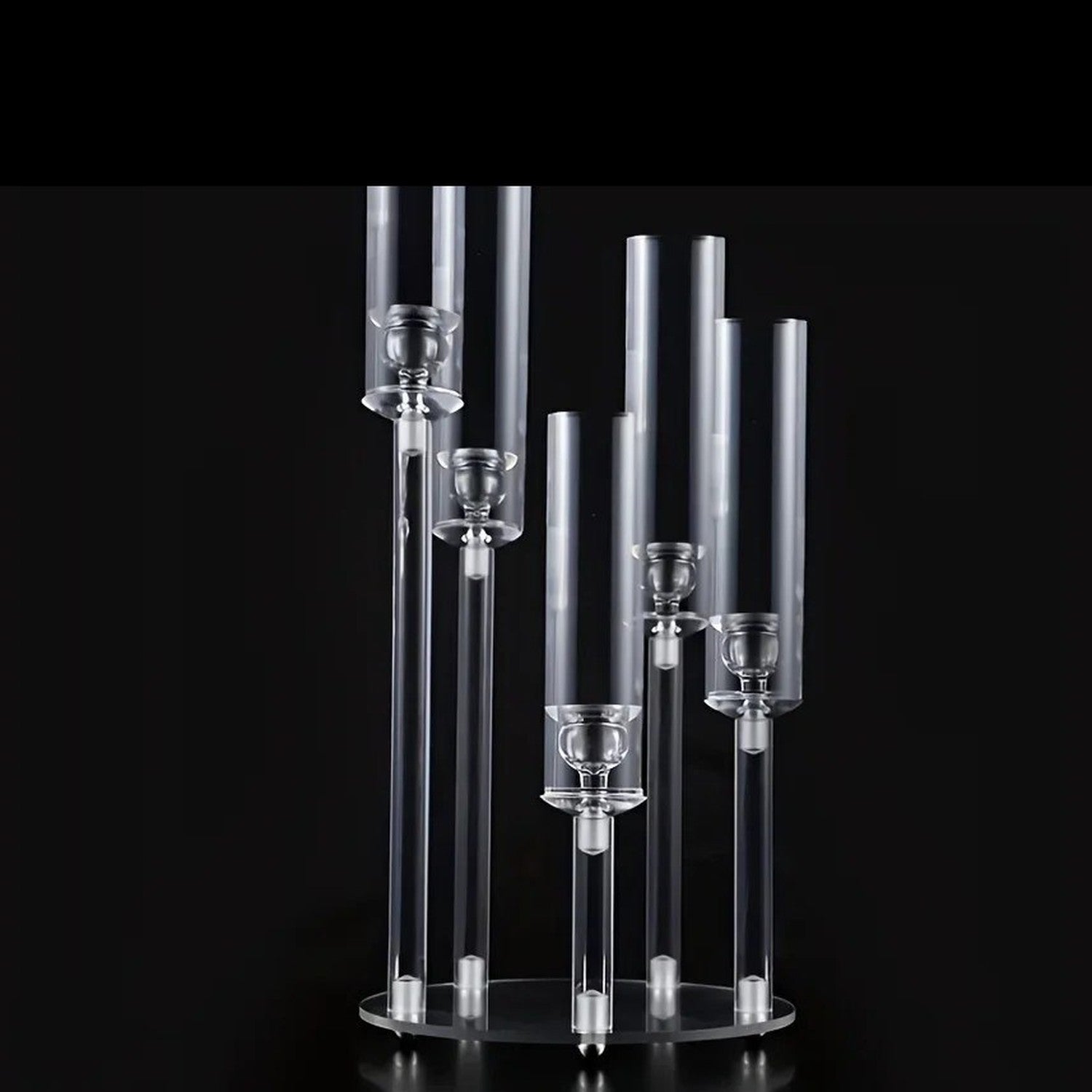 Gros plan sur les porte-bougies en acrylique du chandelier transparent 5 bras