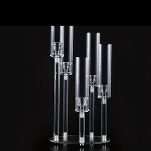 Gros plan sur les porte-bougies en acrylique du chandelier transparent 5 bras