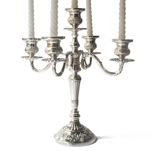 Chandelier bougeoir baroque argenté 5 bras en métal fond blanc