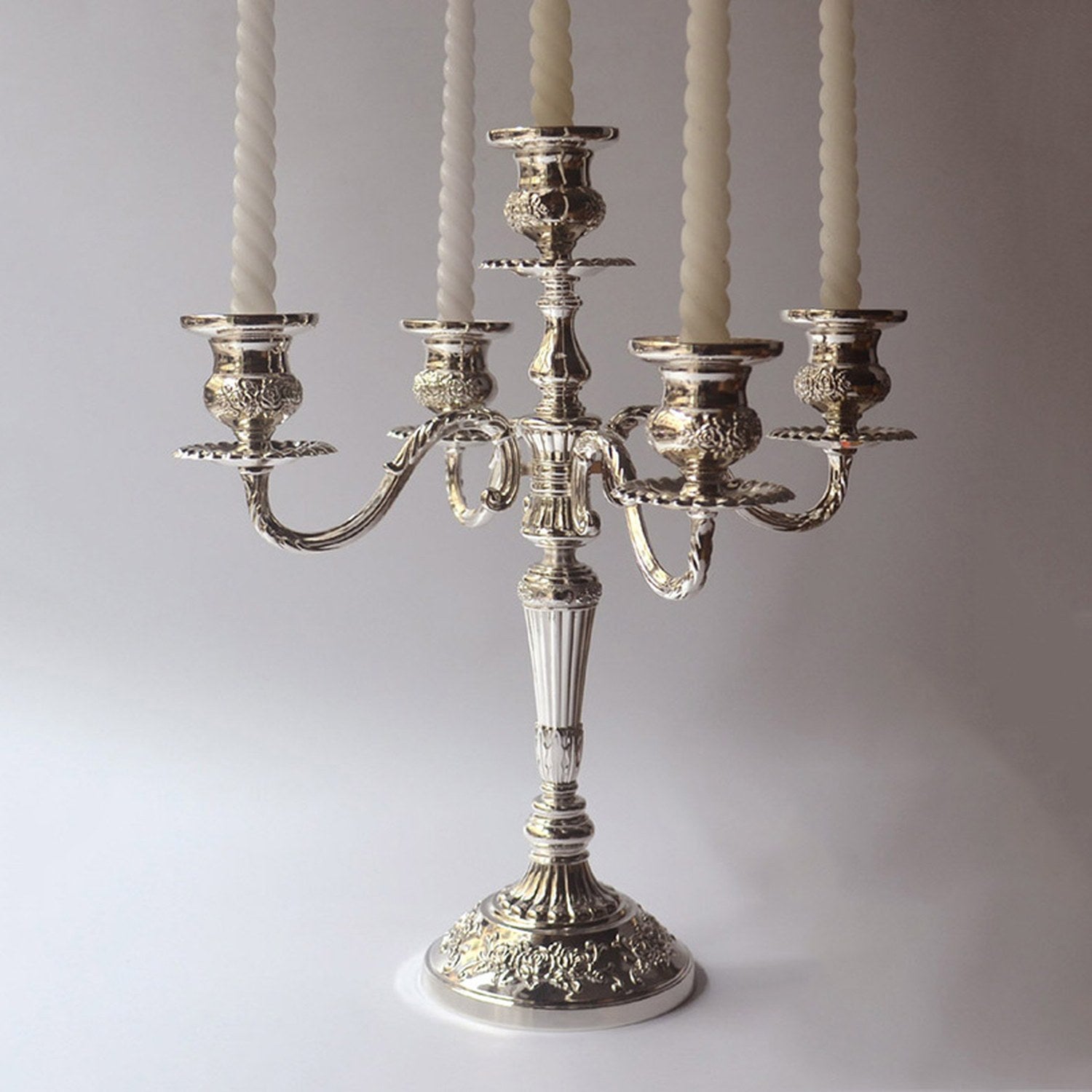 Chandelier baroque argenté 5 bras en métal vue de trois quarts