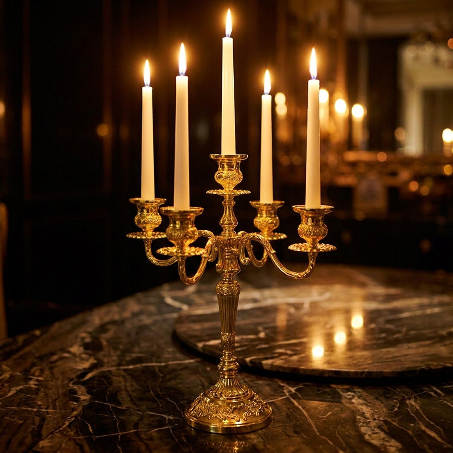 Chandelier baroque doré 5 bras en métal avec bougies allumées sur table en marbre