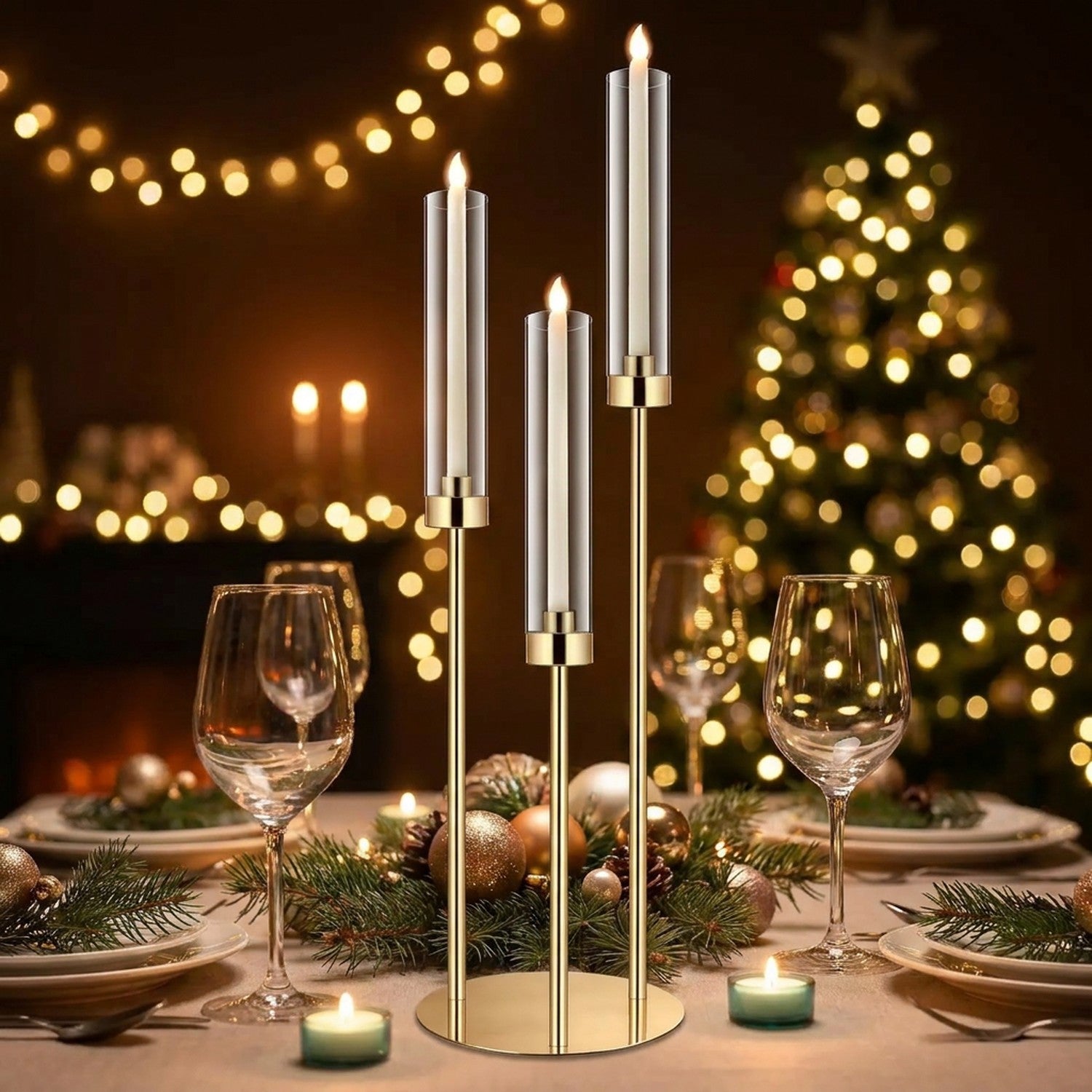 Chandelier doré à 3 branches sur une table de fête de Noël illuminée