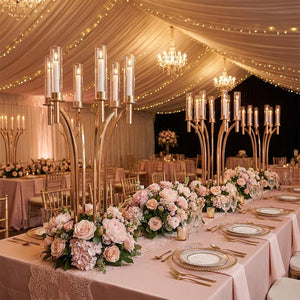 Multiples chandeliers dorés dans salle de réception de mariage